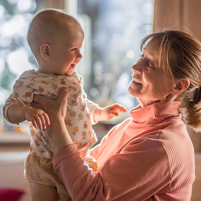 Годовалая дочка больше тянется к бабушке, чем к маме: почему это происходит