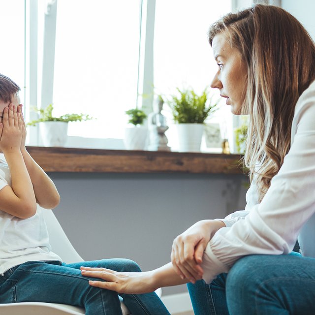 Ребёнок жалуется няне на родителей: как правильно реагировать и помочь ему