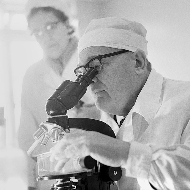 Как русский вирусолог Анатолий Смородинцев разработал первую в мире живую вакцину от гриппа