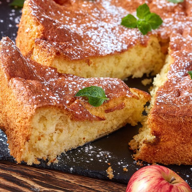 3 секрета воздушной шарлотки: рецепт, проверенный многодетным папой