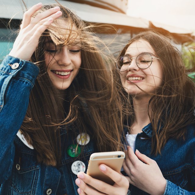 «Я бы не смогла дружить с родителями». Подростки — о дружбе, любви и искренности