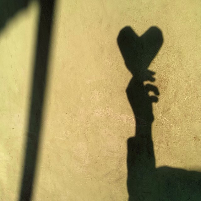 «Бесило, что мама теперь вечно плачет и шепчет молитвы». Редактор «Мела» — о том, как в 14 лет она лечилась от рака