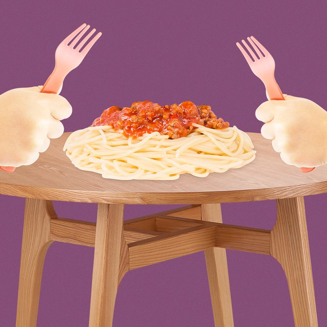Кладут спагетти с соусом прямо на стол, без тарелок: в чем смысл нового тренда от родителей из тиктока