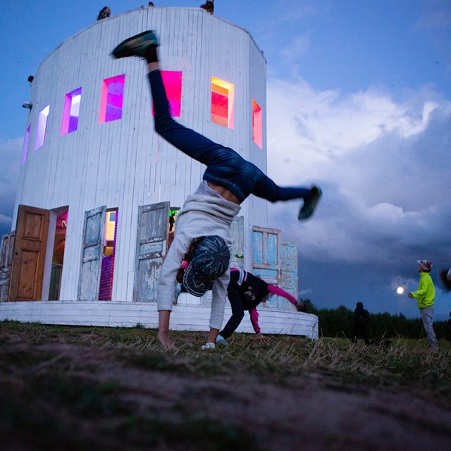 Снимать кино и ходить босиком по шишкам: 17 способов весело и с пользой провести остаток июня
