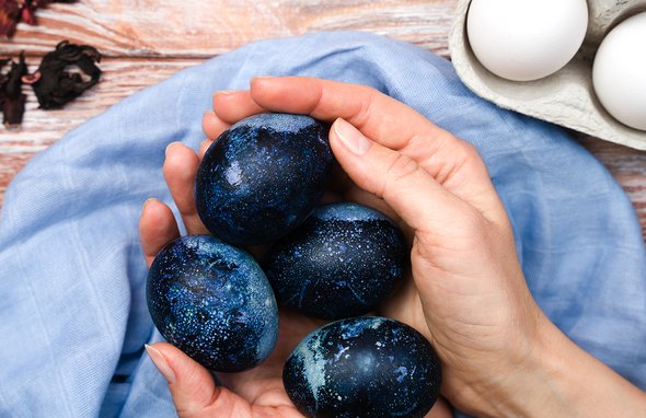 Просто добавь каркаде. 7 способов покрасить яйца на Пасху в последний момент — для тех, кто опять ничего не успел