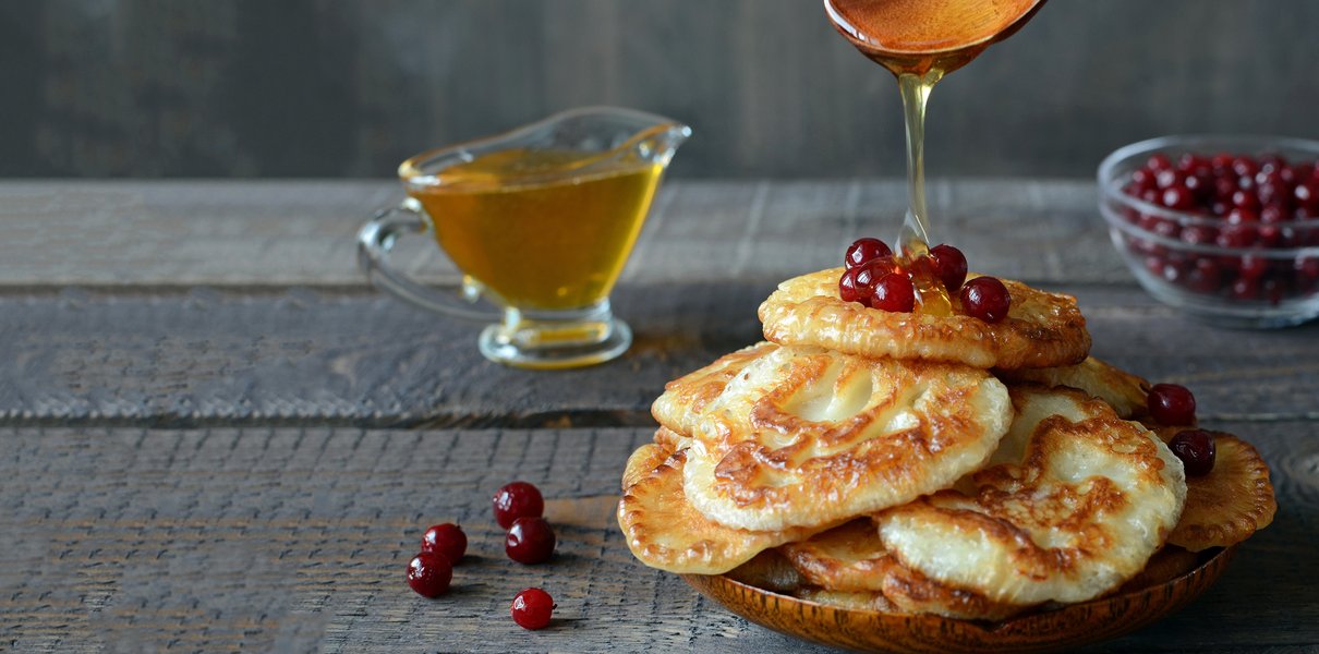 Самые нежные и пышные оладьи: рецепт любимого детского завтрака (и полдника) всех времён