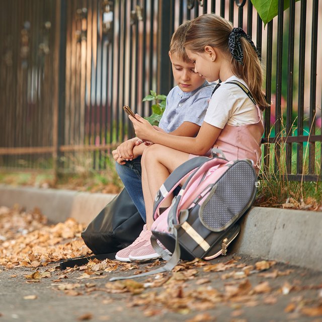 «Возвращаемся в каменный век!»: что учителя и родители думают о запрете телефонов в школе