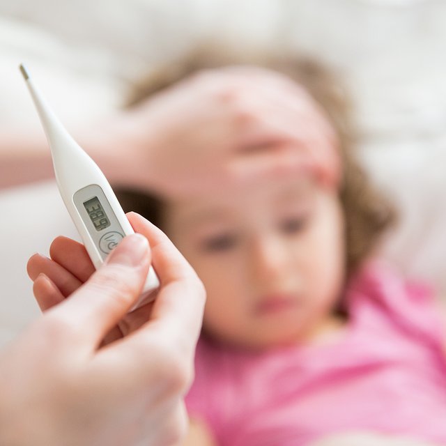 Ребёнок часто болеет, а после больничных не хочет возвращаться в детский сад: что делать родителям