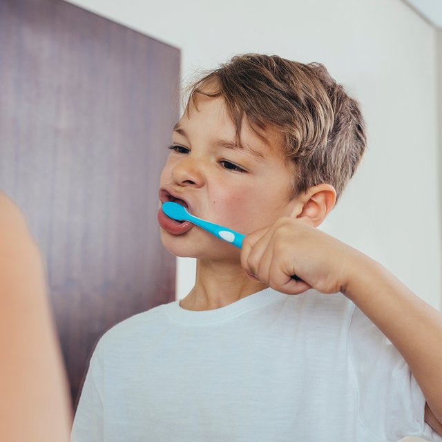 Как приучить ребёнка чистить зубы и что делать, если он отказывается
