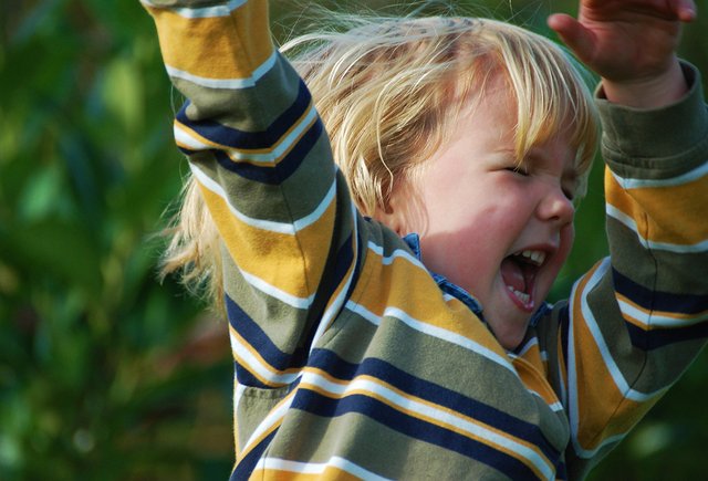 Когда моего двухлетнего ребёнка толкают, я говорю, чтобы он толкал в ответ. Это правильно?