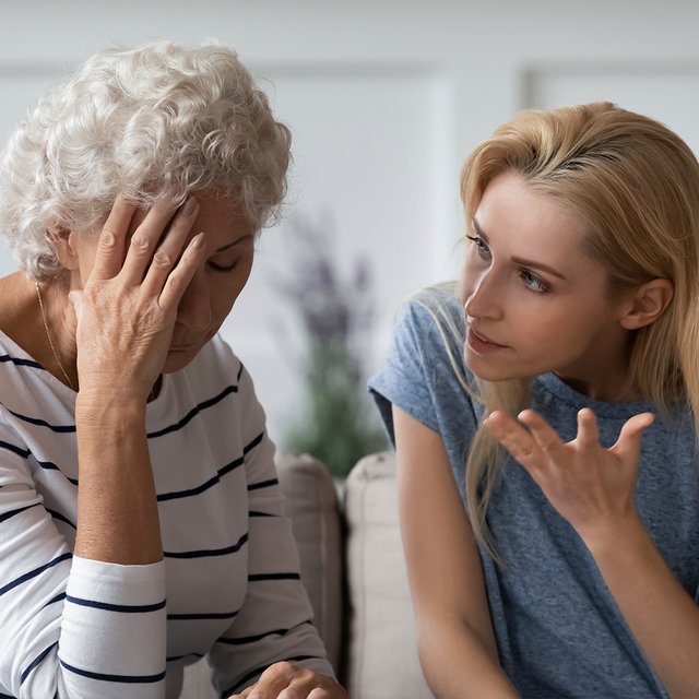 «Я же вам добра желаю!». Почему мы злимся на бабушек и как перестать это делать