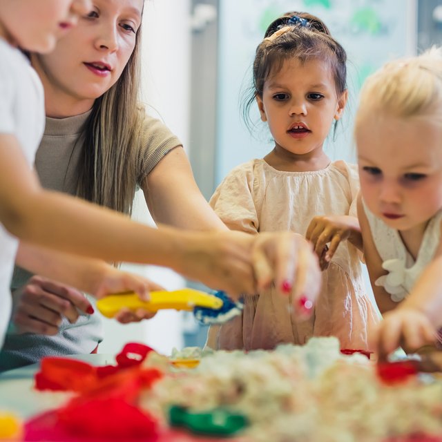 Может ли студент педвуза вести занятия в детском центре?