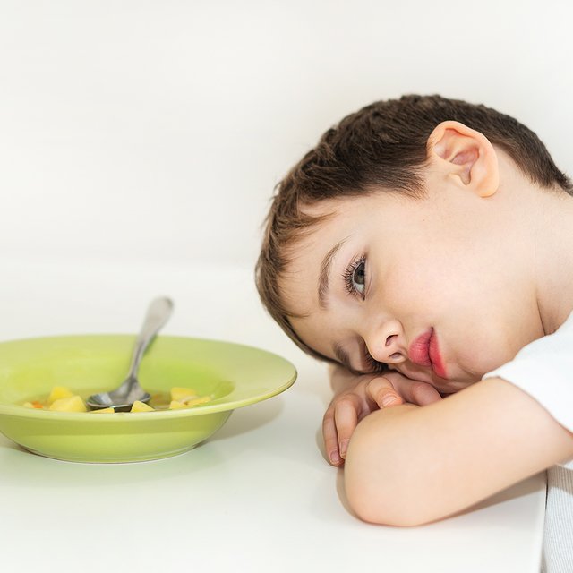 Ребёнок не ест ни дома, ни в школе: что с ним происходит и как быть родителям
