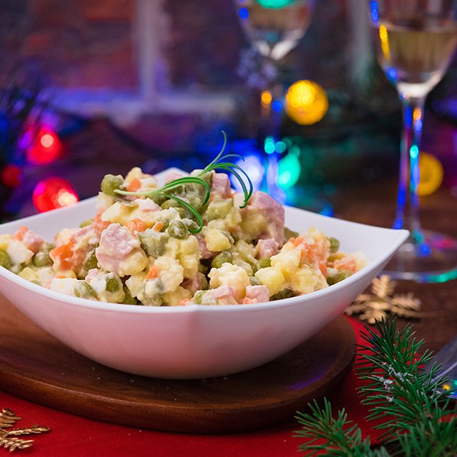 Колбаса, майонез или всё-таки рябчики: 4 популярных вопроса про салат оливье