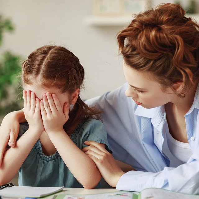 Учитель выдаёт задание в МЭШ, а у ребёнка нет гаджета. Могут ли ему поставить двойку?