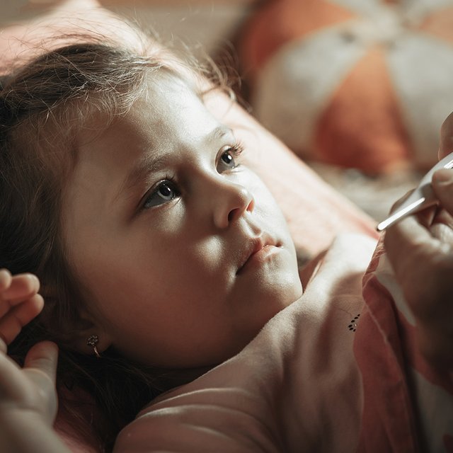 У ребёнка температура: когда её нужно сбивать и как это сделать без лекарств