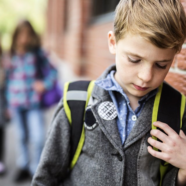 Ребёнка в школе обзывают из-за фамилии. Что делать?