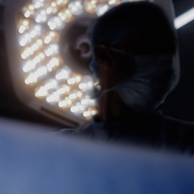 Делал это, когда жертвы были под наркозом: дело Жоэля Ле Скуарнека — хирурга, обвиненного в изнасиловании 349 детей