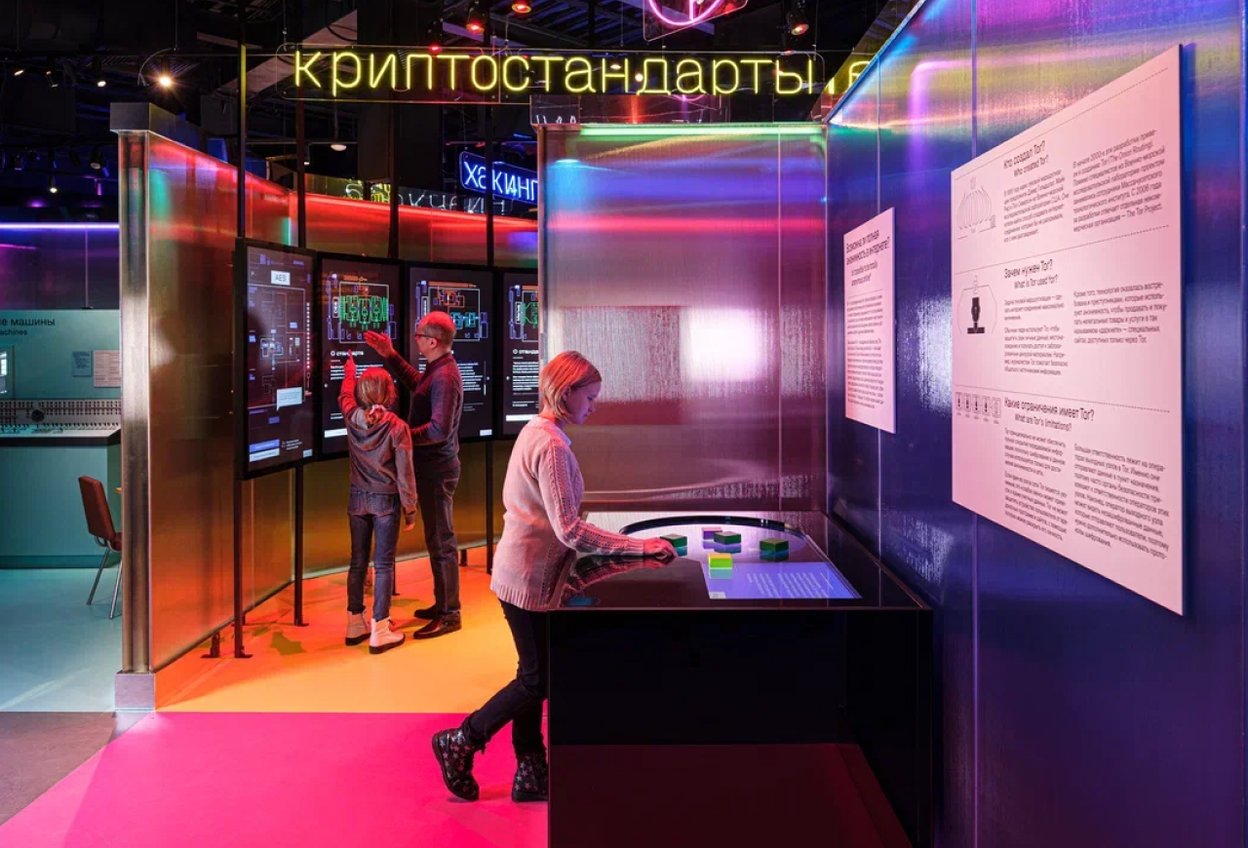 «Истории, которые случились онлайн» — плейбек-спектакль в Музее криптографии, где зрители пишут сценарий