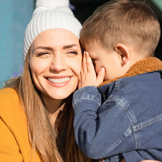 Ребёнок нервничает в людных местах, прячется за маму: как его успокоить