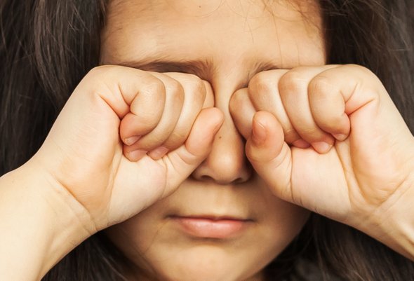 студия, красота, невинность, кавказец, грусть, проблема, белый, модель, латинский, вверх, женский, привлекательный, старый, расслабление, девушка, глаз, крупный план, фон, человек, взрослый, испуганный, ребенок, женщина, концепция, ребенок, изолированный, глаза, голова, волосы, грустный, сонный, человек, рука, стресс, боль, красивая, выражение, детство, эмоциональный, один, усталый, портрет, люди, образ жизни, лицо, эмоции, головная боль, свежий, сладкий, натирание;