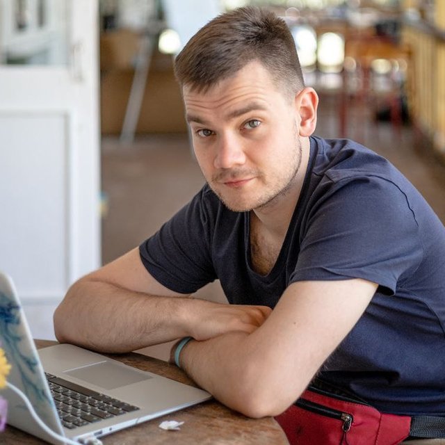 «Другой на моём месте ушёл бы из школы». Честный монолог молодого учителя — о ЕГЭ, учебниках и старших коллегах