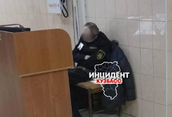 куча вещей. собирай вещи и уходи. нечего надеть. собирай вещи и уходи. девушка в красных туфлях на каблуке.