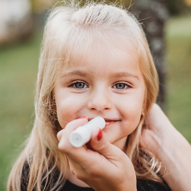 У ребёнка постоянно трескаются губы. Почему это происходит?