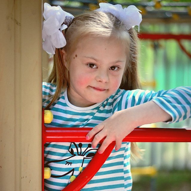 «Дети ведь такие злые»: мама и учитель особенной девочки — о её жизни в обычной школе