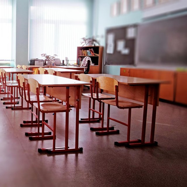 «Я уволилась и стала самым счастливым человеком на свете»: учителя и воспитатели — о том, почему они уходят из профессии