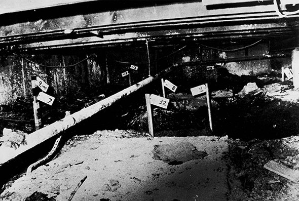 Пронумерованные колышки указывают места обнаружения тел жертв Джона Гейси в подвале его дома