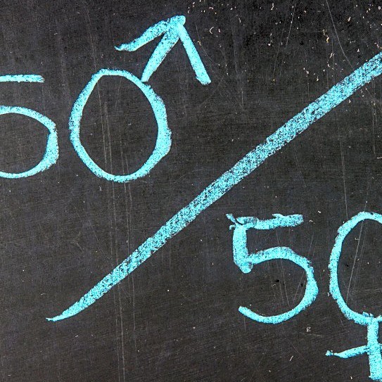 "Даже девочка смогла, никуда ты не годишься". Почему гендерные стереотипы мешают детям