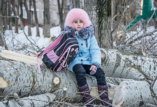Охранник не пускает родителей в школу, но у дочери во 2-м классе очень тяжелый рюкзак — ей нужна помощь. Что делать?