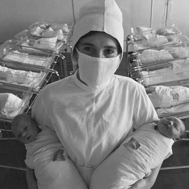«Ставили нас в шеренгу и мазали грудь зеленкой». Наши мамы и бабушки — о родах в СССР