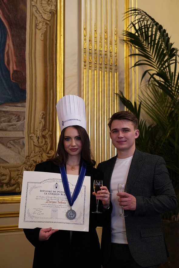 Мама двоих детей из Белоруссии — об учебе в кулинарной школе в Париже. Дарья с мужем на вручении дипломов