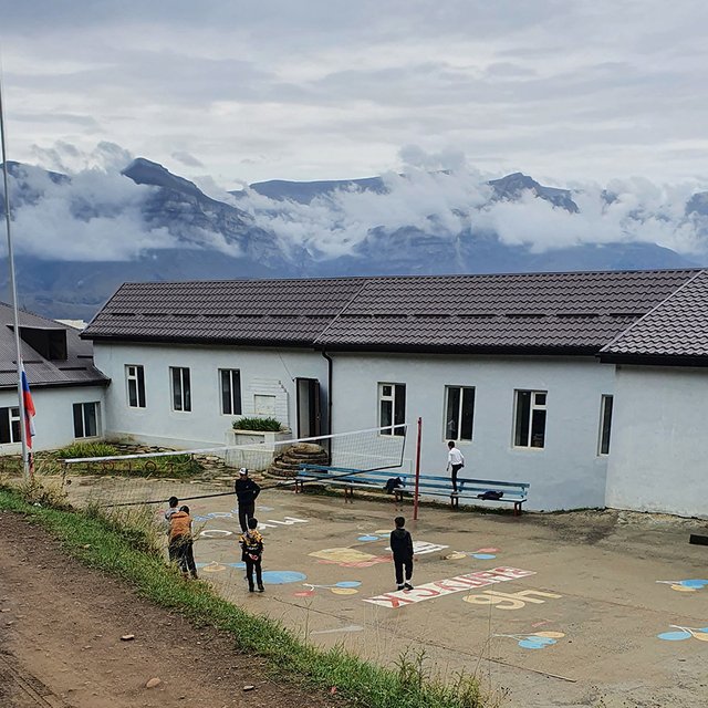 Сначала кормить туристов, потом – в класс. Как живут учителя и ученики маленькой школы в горах Дагестана