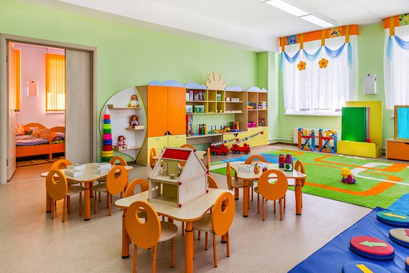 Монтессори, игра, дверь, детский сад, образование, цвет, книга, ребенок, желтый, интерьер, красный, коврик, современный, мебель, школа, дизайн, игры, стол, архитектура, игрушка, зеленый, детство, стул, класс, спальня, комната, полка, синий, современный, детская, деревянный, стол, класс, письмо, в помещении, дошкольное учреждение, окно, красочный, веселье, ребенок;