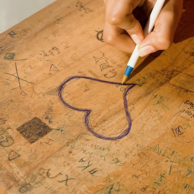 Ребёнок постоянно портит школьное имущество. С этим можно что-то сделать?