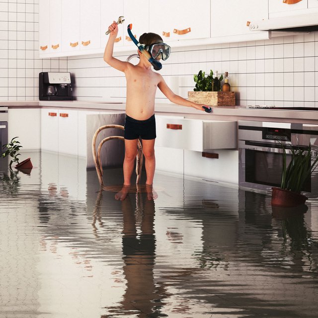 «Умирали со скуки, пока не узнали, что дезодорант классно горит»: 7 историй детей, которые остались дома за главных