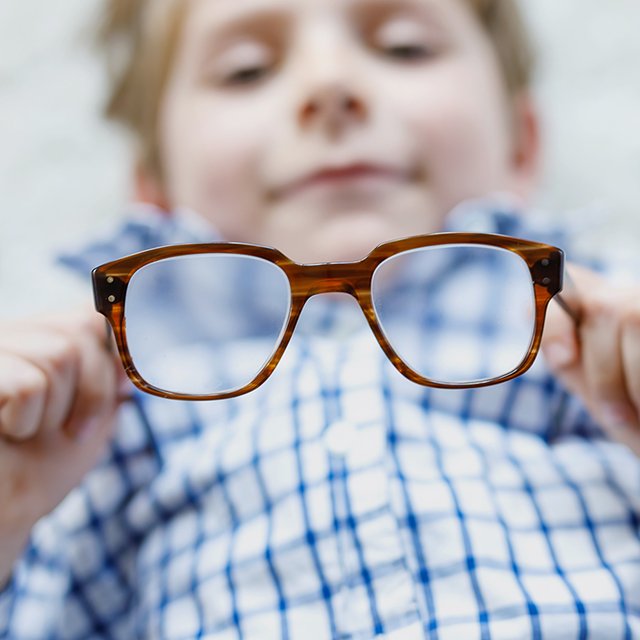 Что делать, если ребёнок стесняется носить очки?