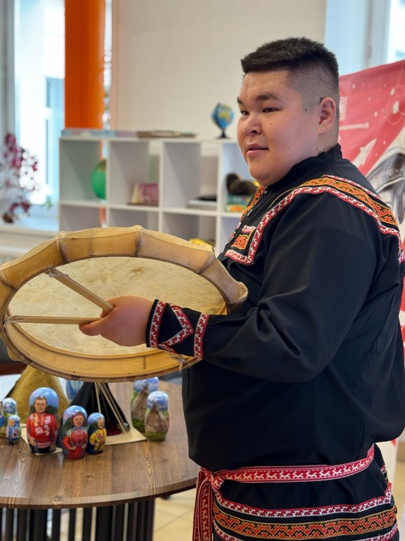 Учитель хантыйского в национальном наряде