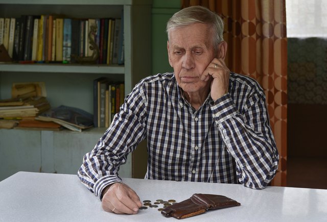 Россияне рассказали, сколько денег отдают родителям каждый месяц. Больше половины считают это обязанностью