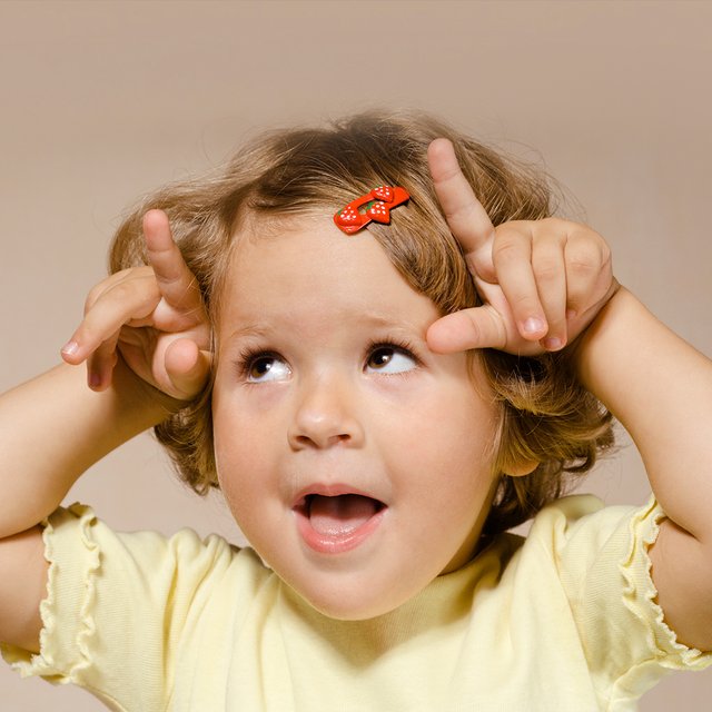 Ребёнок стал неуправляемым, не хочет есть и одеваться: что делать родителям