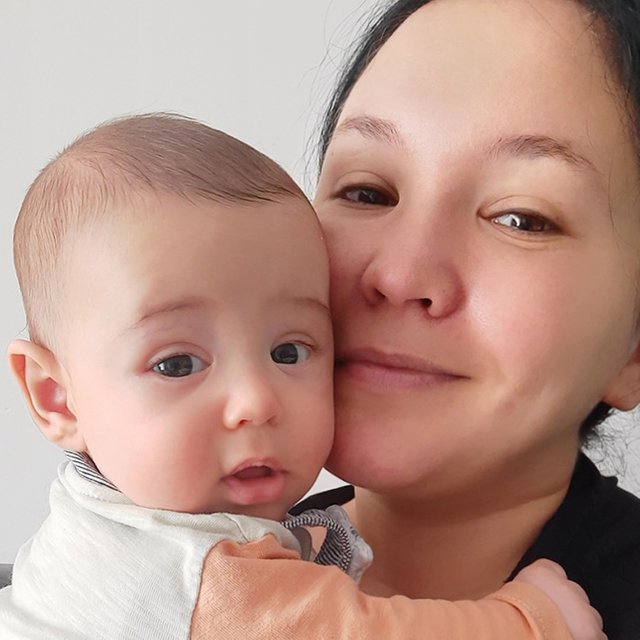 «Свекровь запрещает хвалить ребёнка». Мама из России — о жизни с младенцем в Турции