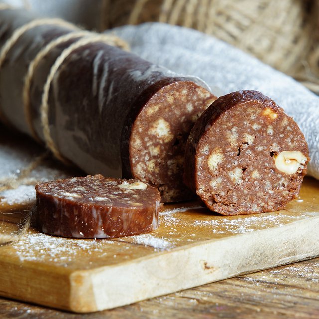 Рецепт шоколадной колбасы из детства: духовка и даже плита не понадобятся