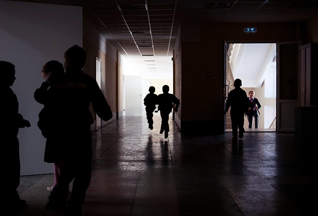 В Москве постоянно эвакуируют школы. Что происходит