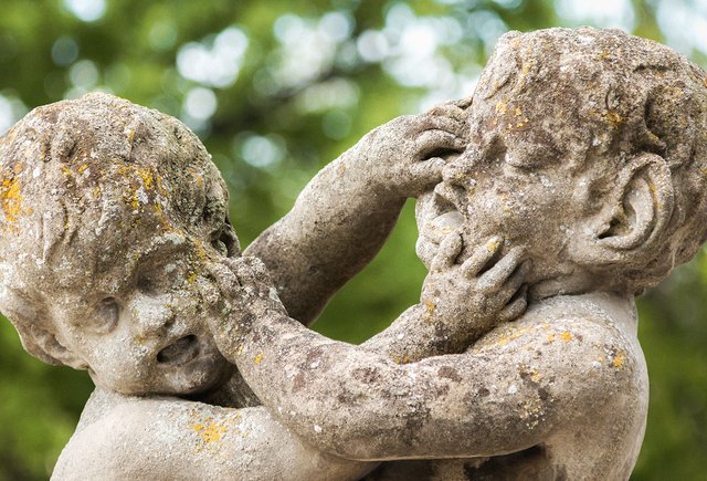 После драки с детьми моего сына ударил чужой родитель. Кого накажут, если я напишу заявление?