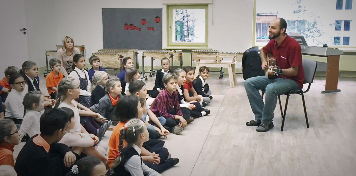 "Ежик резиновый шел и посвистывал"