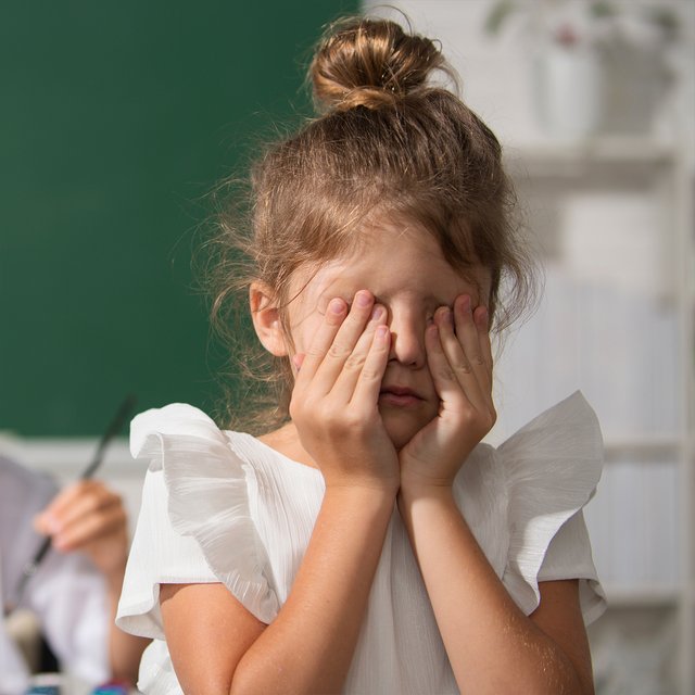 Почему первоклашки плачут, учителя увольняются, родители и подростки ссорятся — и что с этим делать