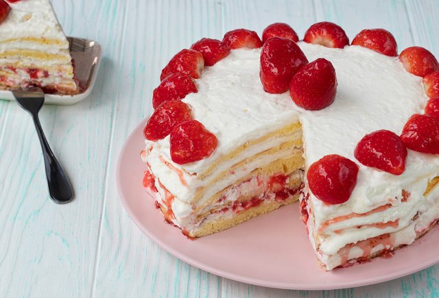 Нежный, лёгкий и холодный торт с клубникой: идеальный летний десерт